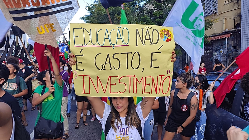 Bolsonaro bloqueia mais de R$ 1 bilhão da educação e pode paralisar universidades públicas