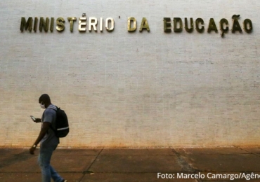 Bolsonaro promove novo corte de recursos para universidades federais e entidades protestam