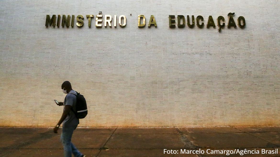 Bolsonaro promove novo corte de recursos para universidades federais e entidades protestam