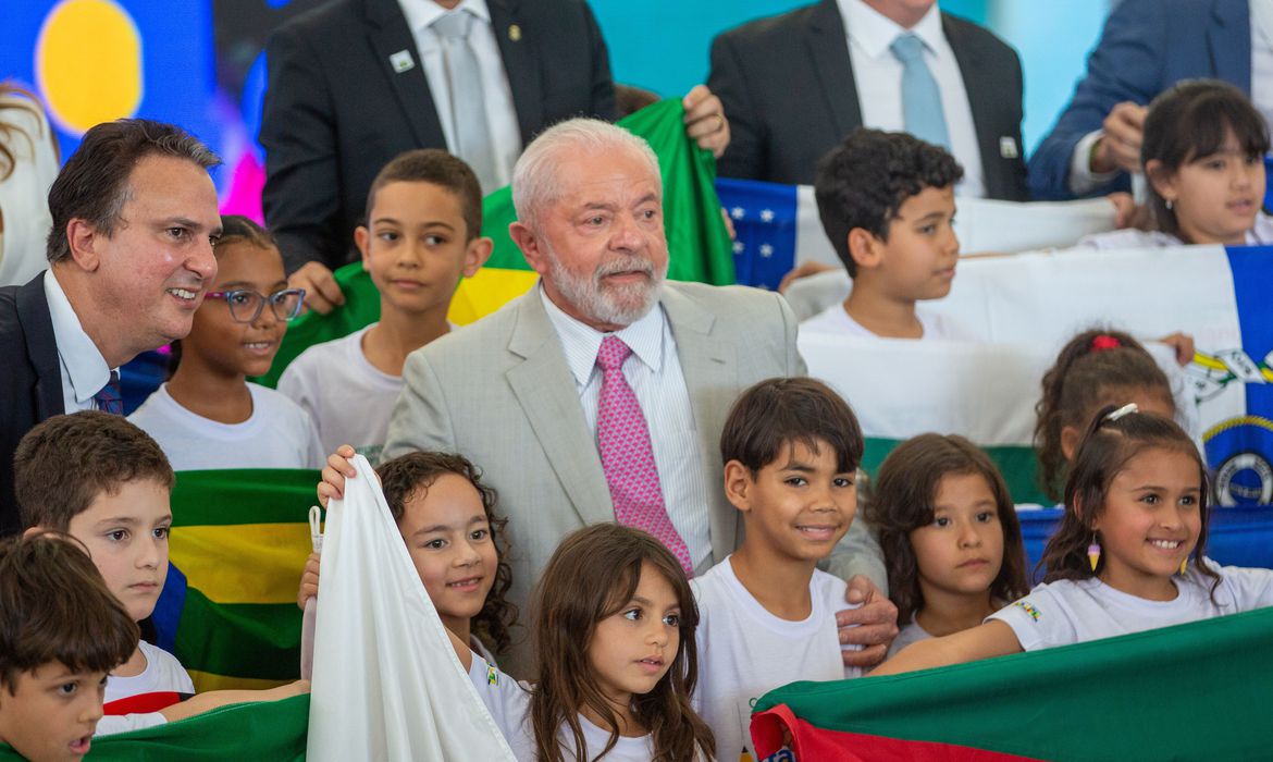 Lula lança programa para ampliar alfabetização de crianças no Brasil