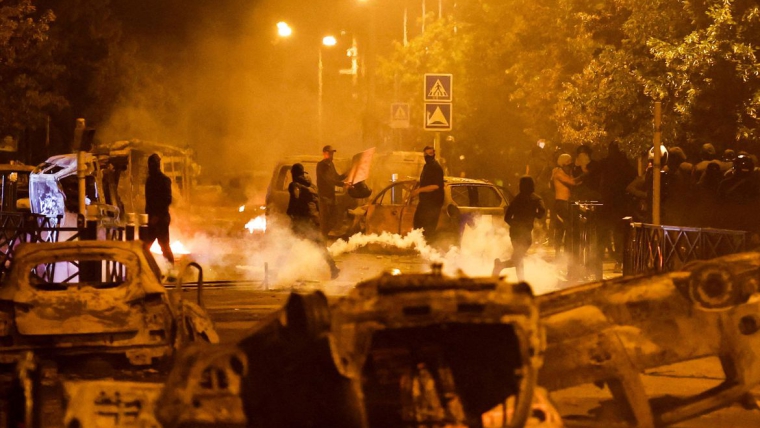 França em chamas: onda de protestos contra a morte de jovem argelino toma conta do país