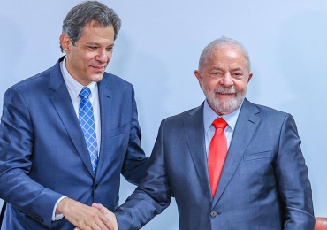 Lula anuncia aumento real do salário mínimo e amplia isenção do imposto de renda