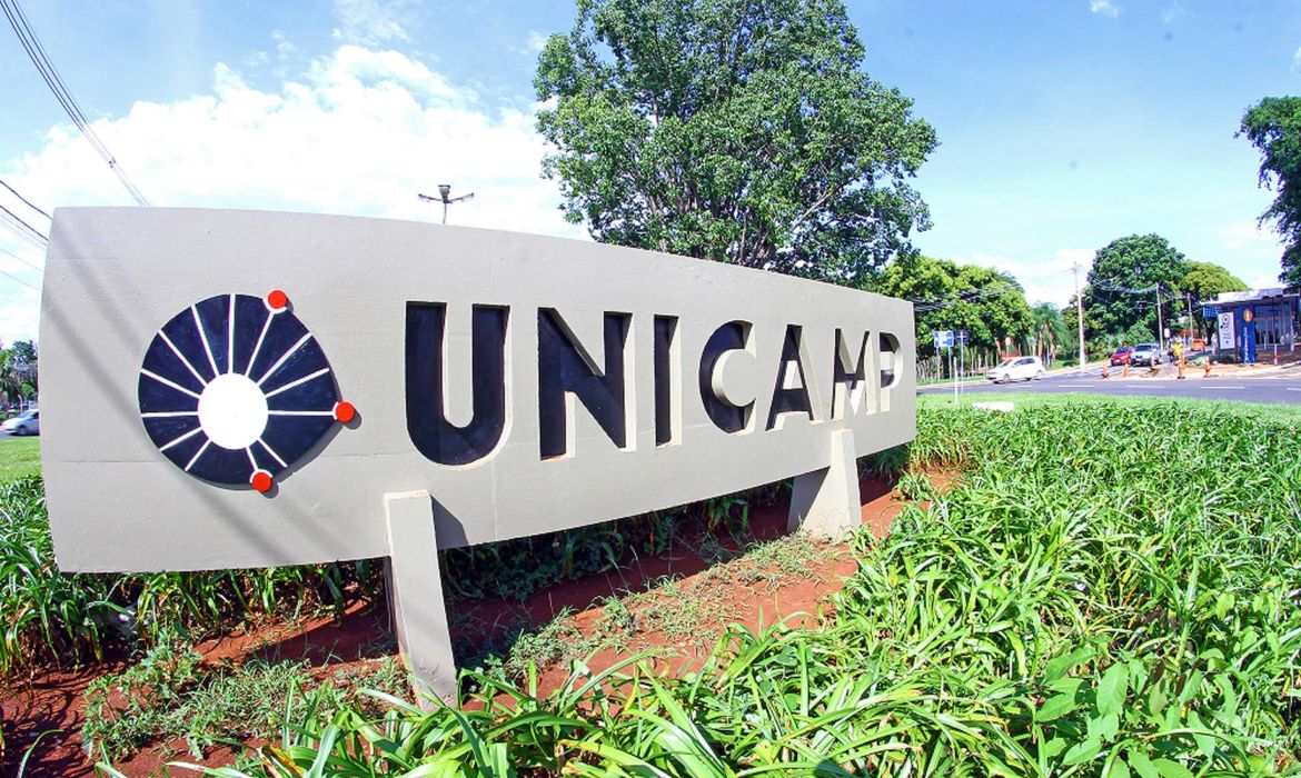 Unicamp afasta professor que ameaçou alunos com faca