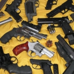 Registros de posse de armas de fogo caem 57% no governo Lula