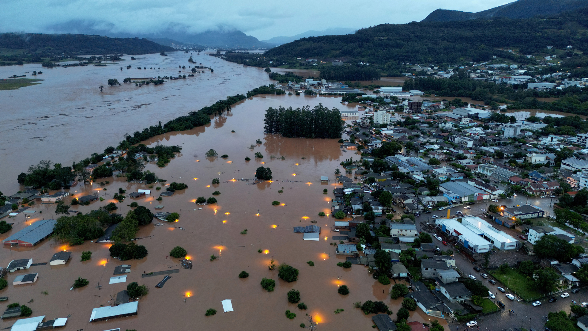 Enchentes afetam 40% das escolas e 200 mil estudantes no Rio Grande do Sul