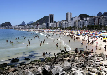 Bancada bolsonarista tenta impor PEC que privatiza praias brasileiras