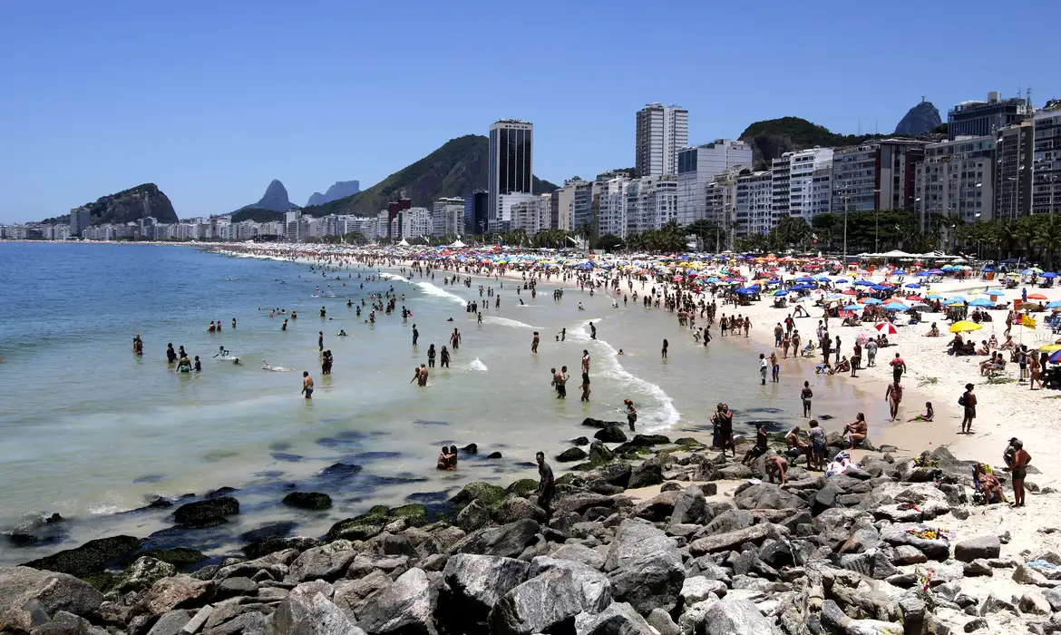 Bancada bolsonarista tenta impor PEC que privatiza praias brasileiras
