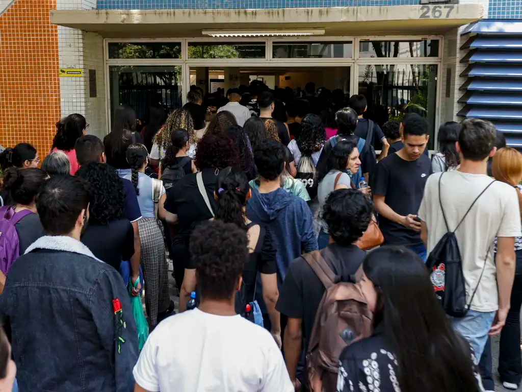 Governo Lula amplia Pé-de-Meia para incluir estudantes do EJA