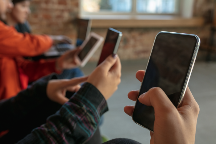 Celulares e a escola: uma questão difícil