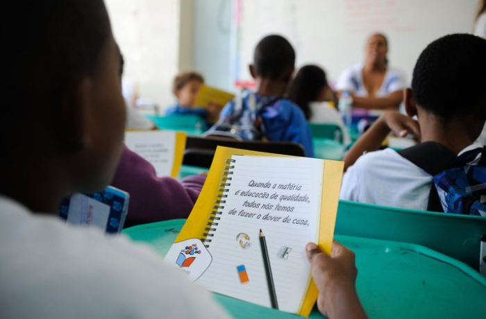 Salário de professores do ensino fundamental no Brasil é 47% menor que média da OCDE