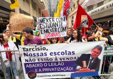 Estudantes sofrem violência da PM em ato contra privatização de escolas públicas em SP