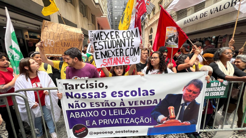 Estudantes sofrem violência da PM em ato contra privatização de escolas públicas em SP