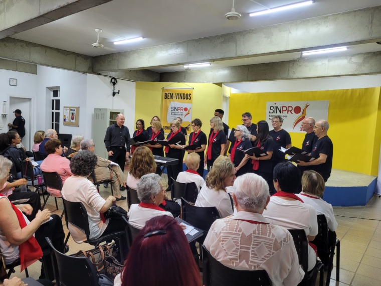 Professores prestigiam teatro e encontro de corais na “Noite Cultural” do Sinpro Campinas