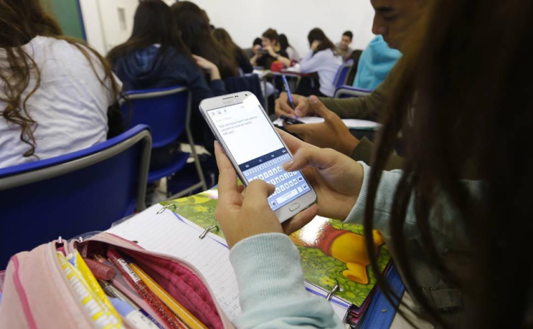 Tarcísio sanciona lei que proíbe celulares nas escolas em São Paulo