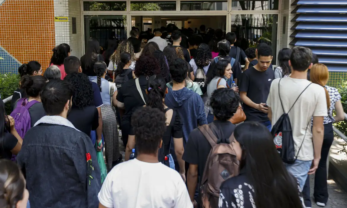 TCU suspende R$ 6 bilhões do programa Pé de Meia, que atende estudantes do ensino médio